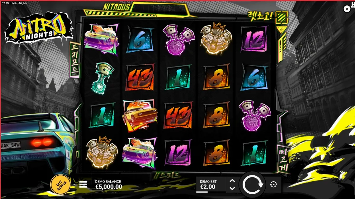 Tampilan antarmuka seluler slot Nitro Nights dengan grafis neon dan mobil balap